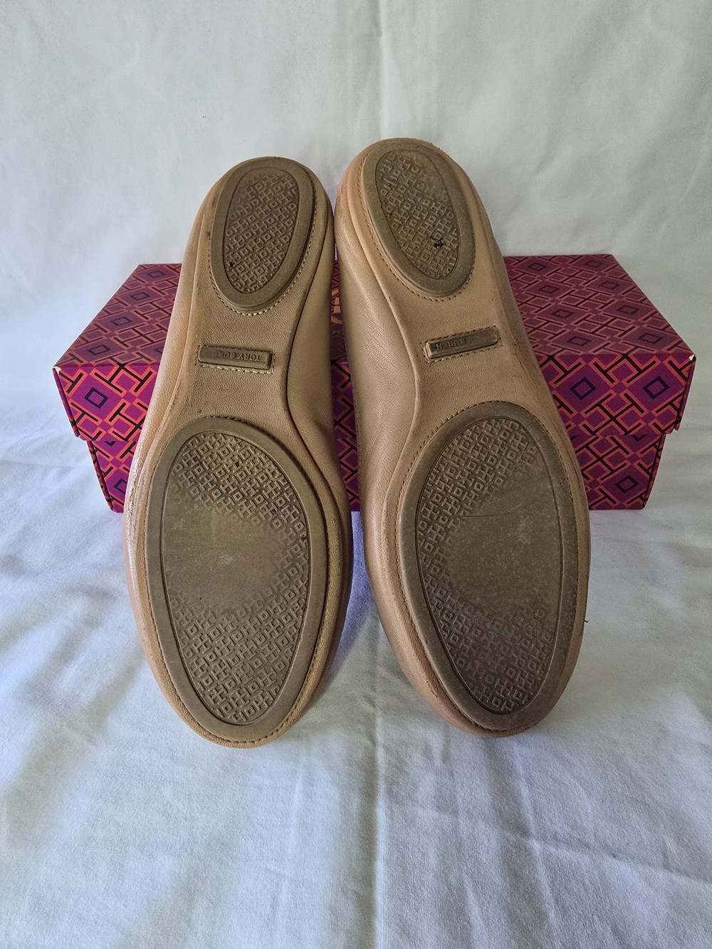 Tory Burch 8.5 Light Oak Logo Round-Toe Ballet Flats - Picture 9 of 10